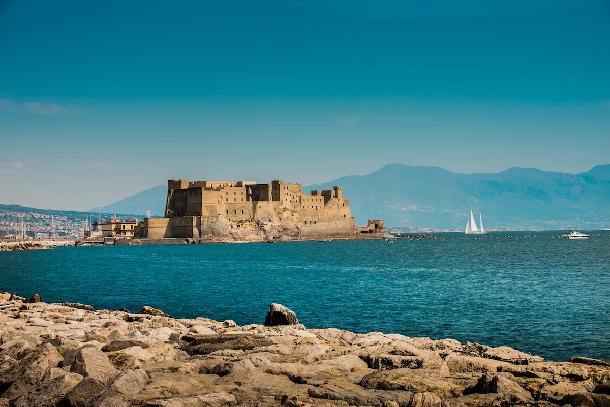 Alla scoperta di Castel dell’Ovo: storia e curiosità sul castello più antico e iconico di Napoli