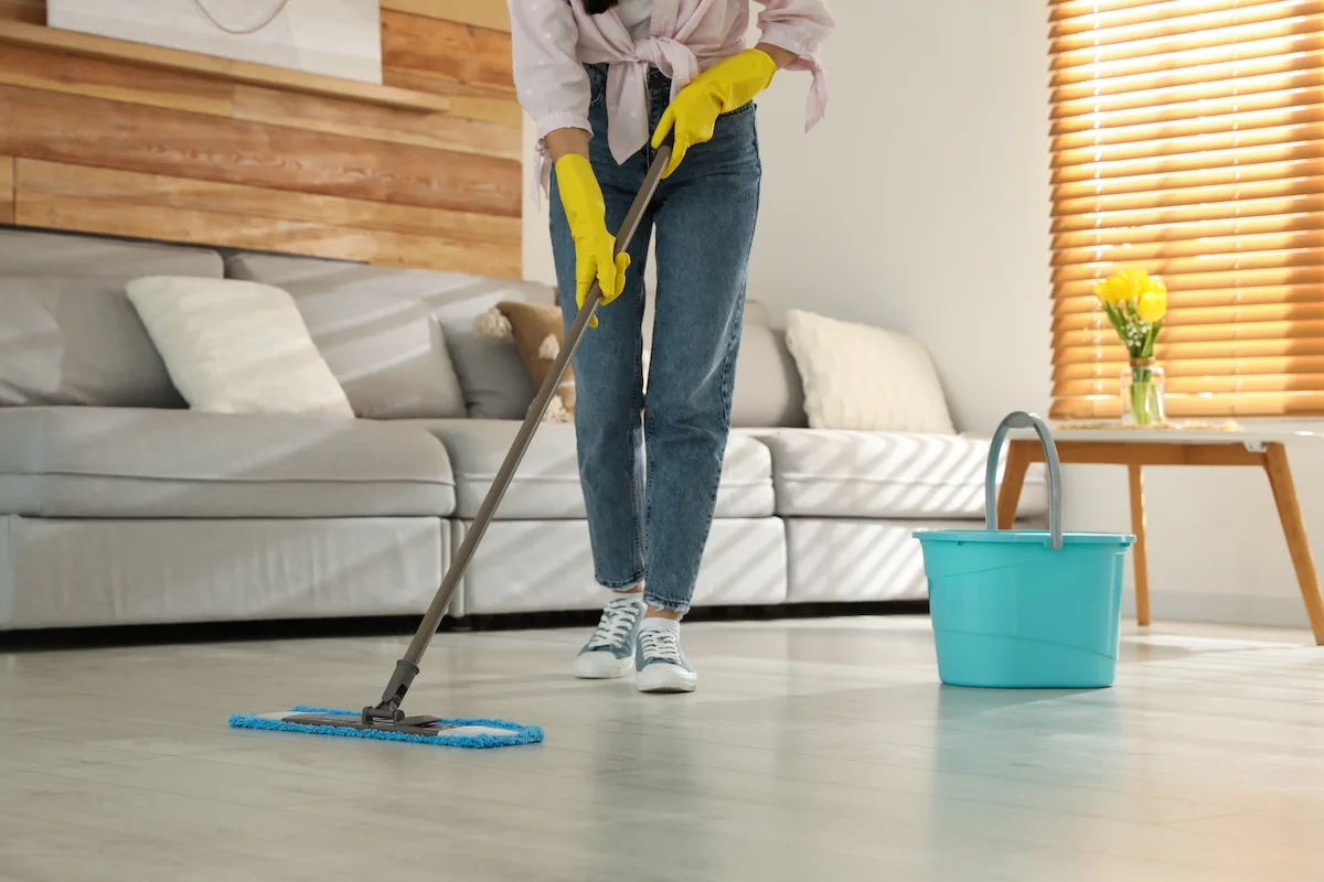 Come pulire le macchie di olio dal pavimento