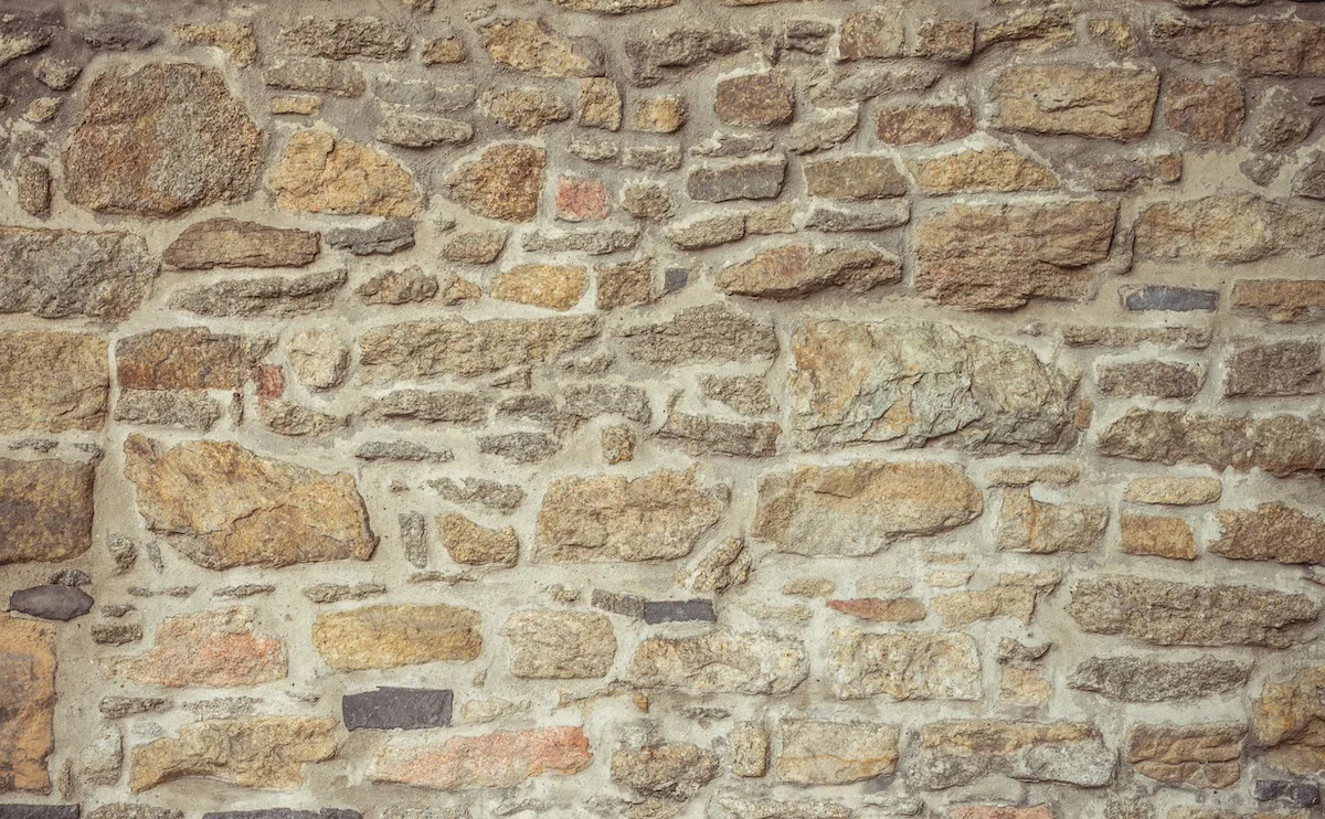 Come pulire muri in pietra, interni ed esterni