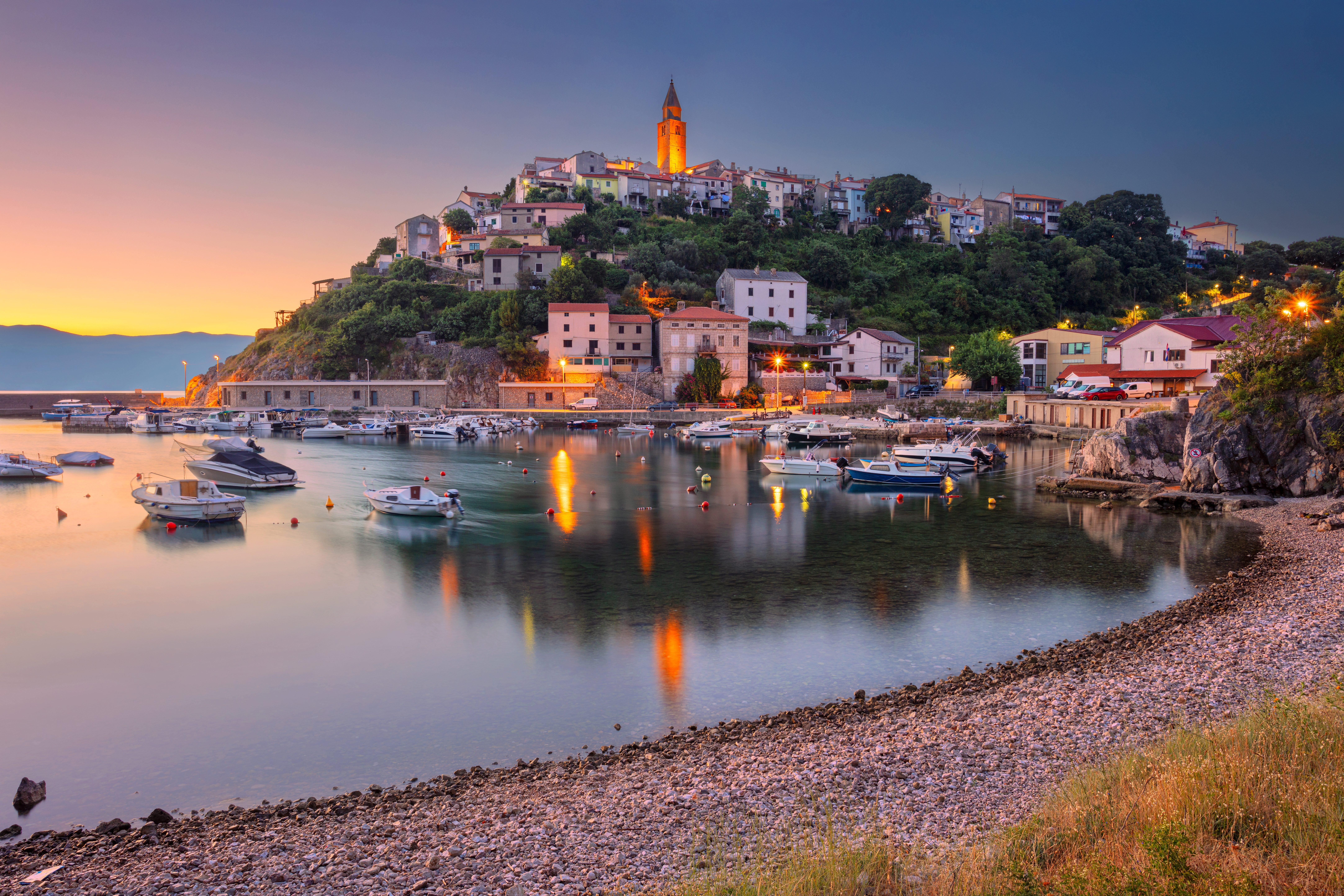 Dove andare in vacanza a giugno nel mondo (spendendo poco)? 6 mete da scoprire Isola di Krk, Croazia