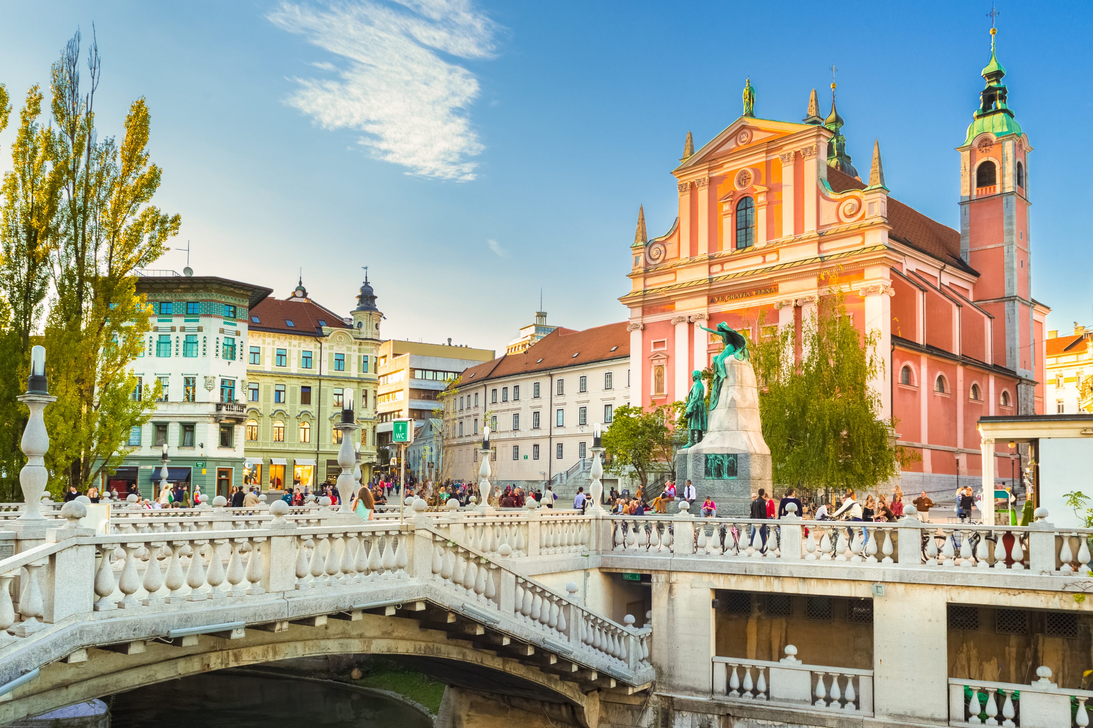 Dove andare in vacanza a giugno nel mondo (spendendo poco)? 6 mete da scoprire Lubiana, Slovenia