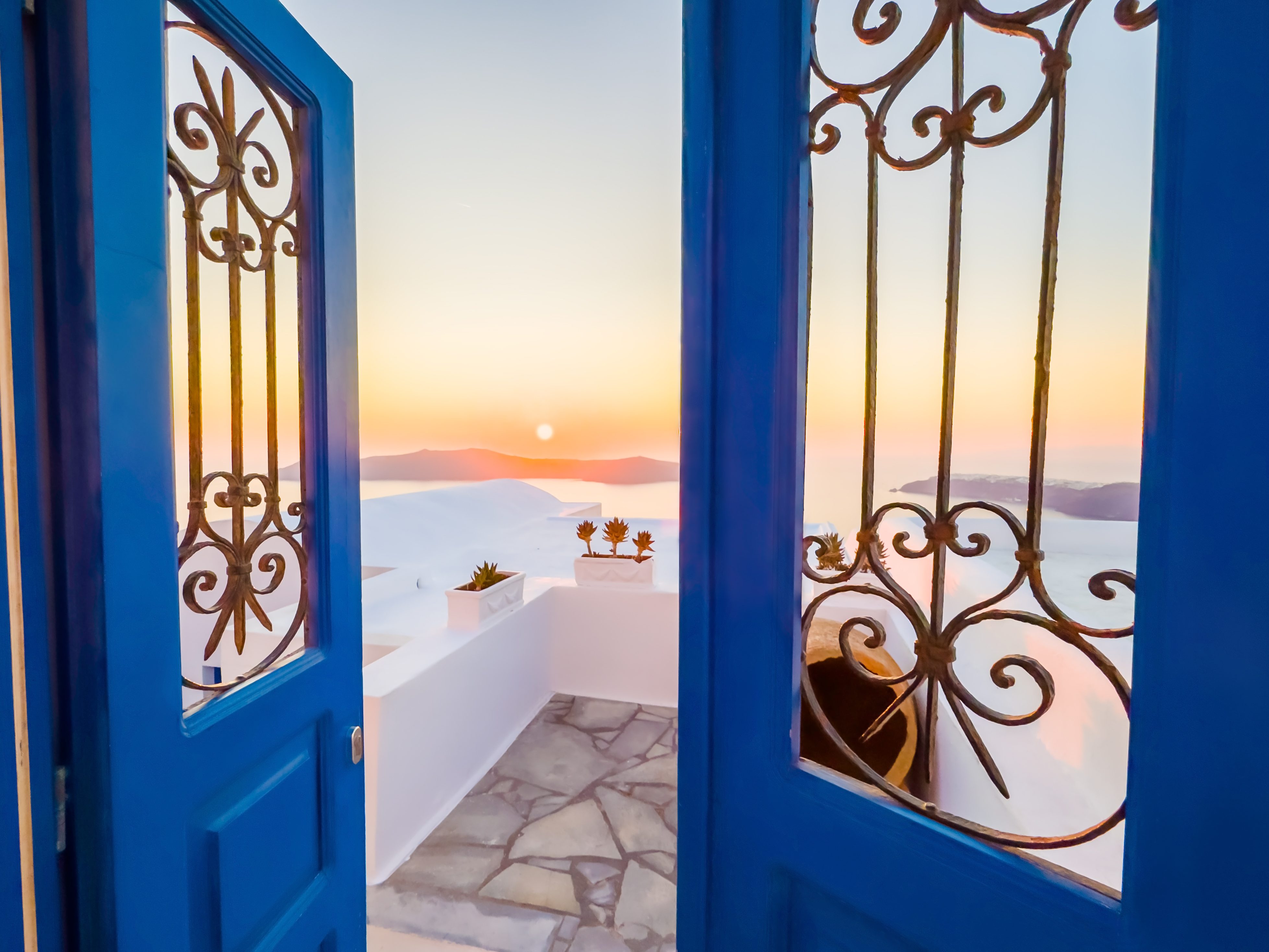 Dove andare in vacanza a giugno nel mondo (spendendo poco)? 6 mete da scoprire Santorini