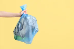 una busta dell'immonidizia in primo piano