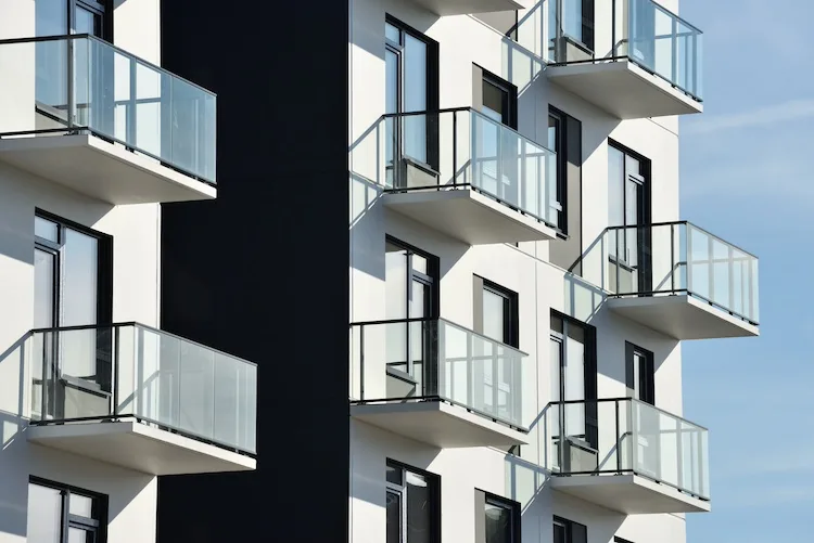Qual è la distanza minima da mantenere tra i balconi aggettanti?