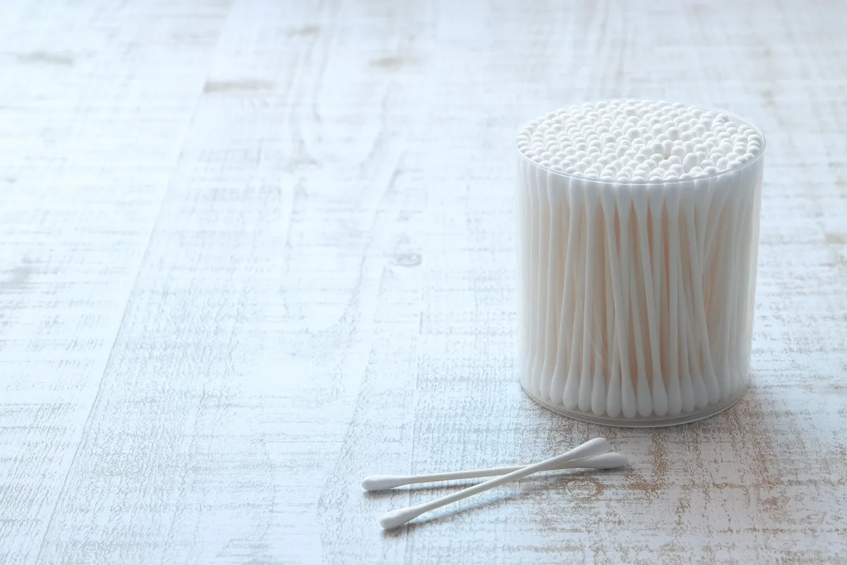 Dove si buttano i cotton fioc?