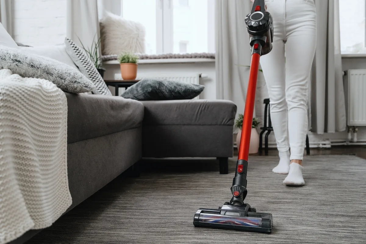 Ogni quanto dovresti passare l’aspirapolvere per pulire il pavimento di casa e i tappeti?