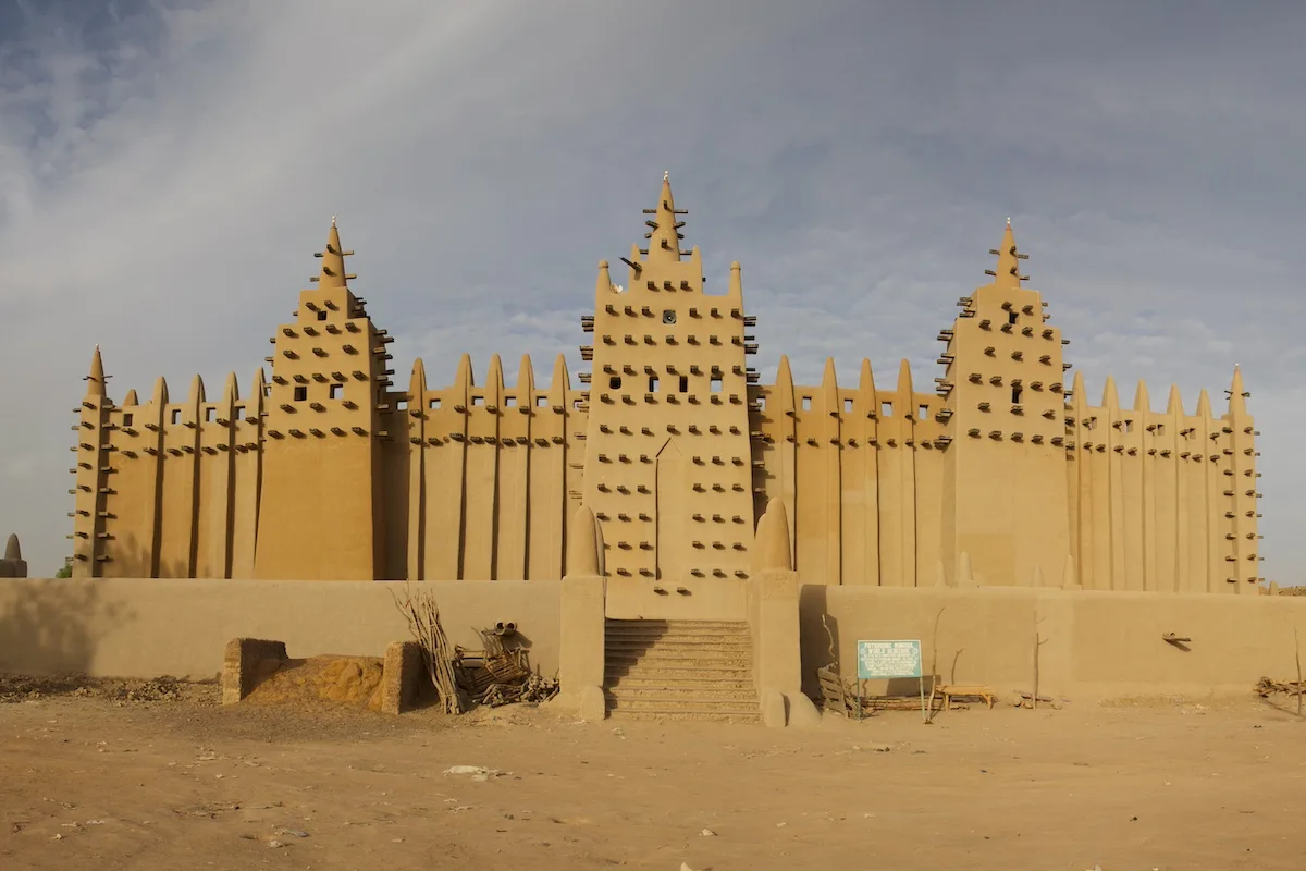 Alla scoperta della grande moschea di fango di Djenné: storia e curiosità