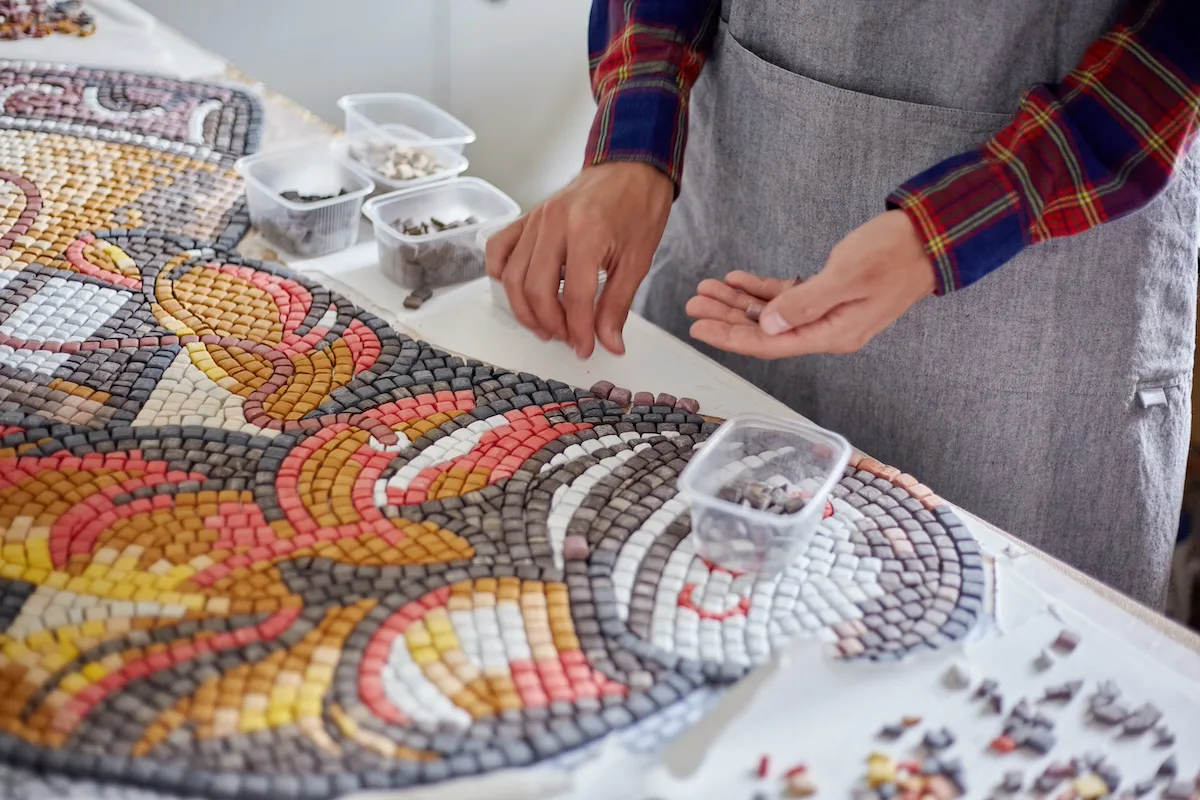 Come realizzare un tavolo a mosaico fai da te per il tuo balcone o il tuo giardino