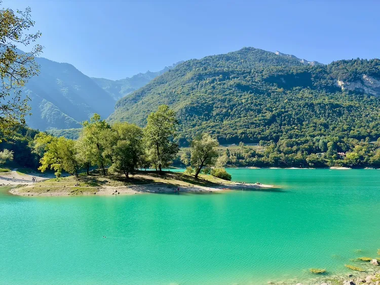 10 spiagge sul lago in Italia, da Nord a Sud: ecco quali sono