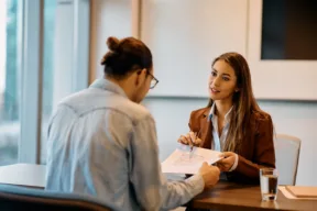una persona parla con la consulente bancaria