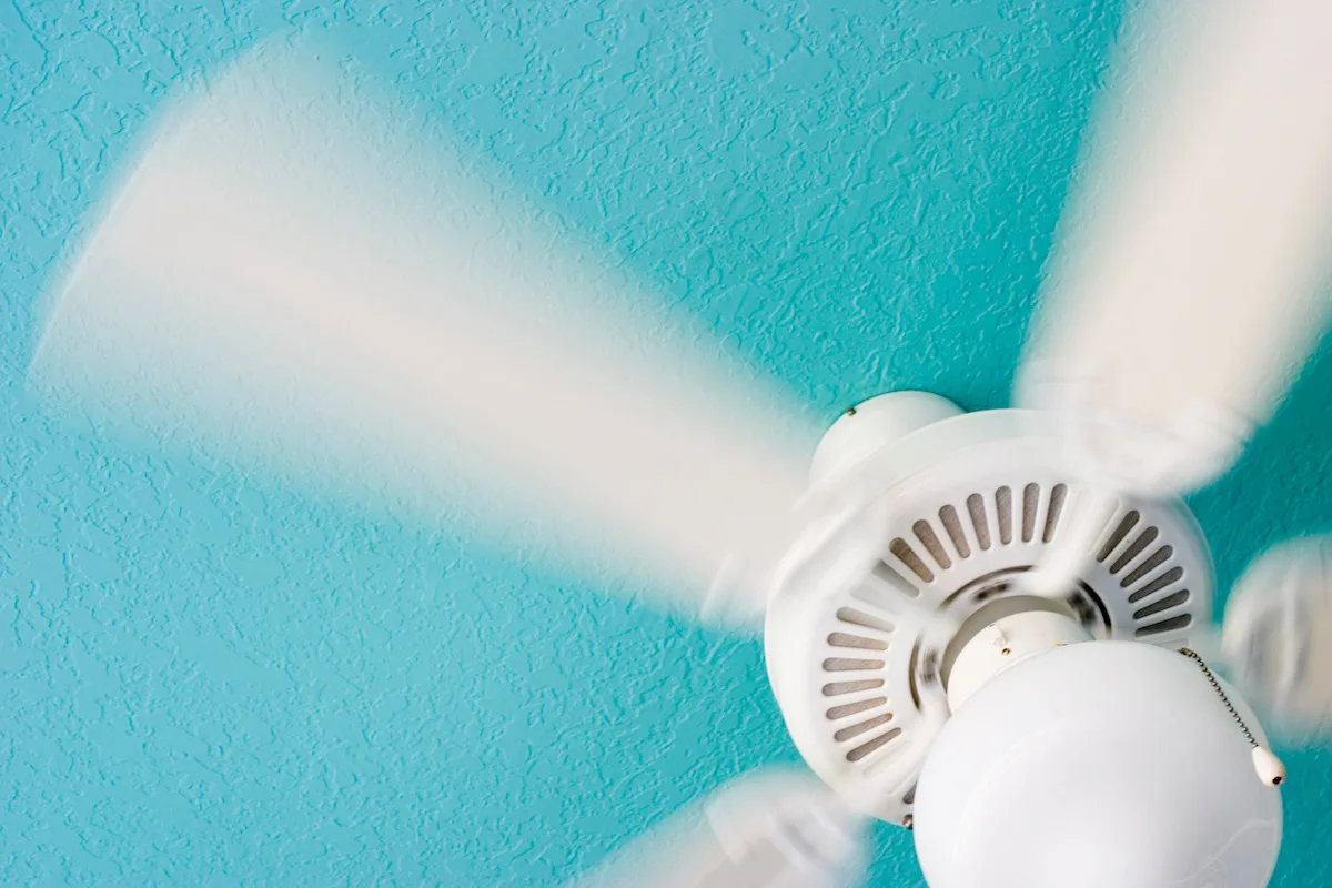 Perché il ventilatore a soffitto oscilla e come bilanciarlo per renderlo stabile