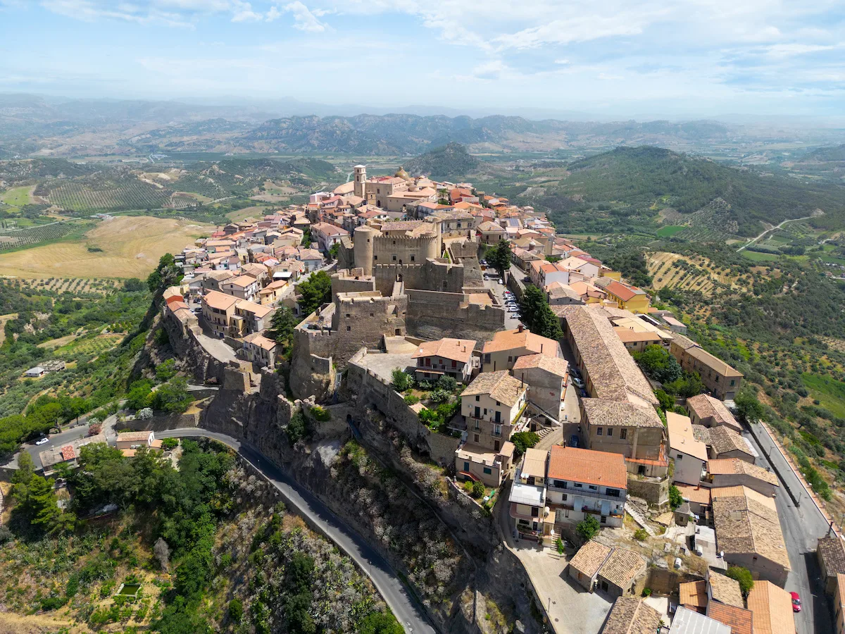 Quali sono i comuni italiani che ti pagano per viverci