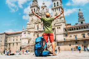 una persona di fronte la Cattedrale di Santiago de Compostela