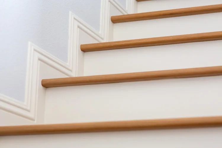 Come mettere il battiscopa sulle scale