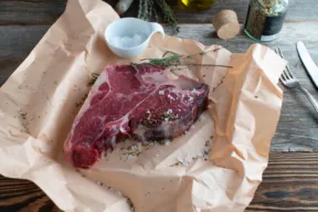 Dove si butta la carta che avvolge il pesce o la carne