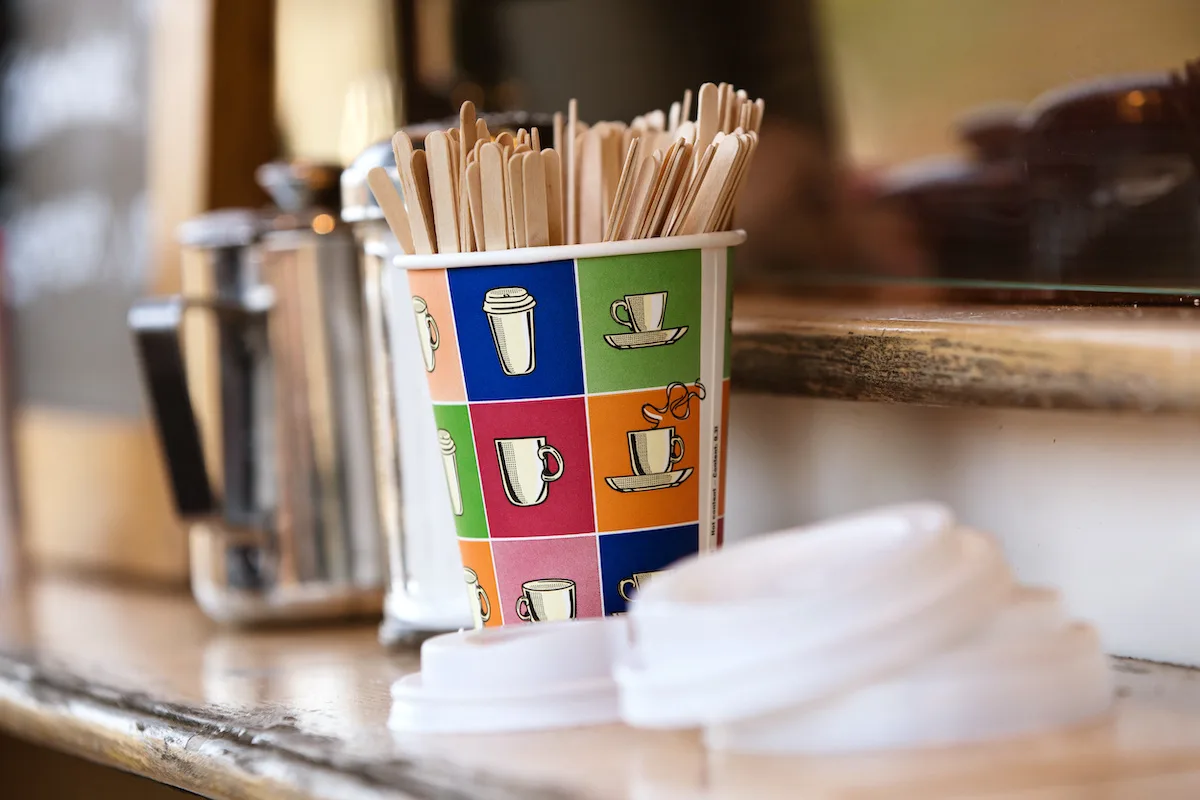 Dove si buttano i bastoncini di legno del caffè?