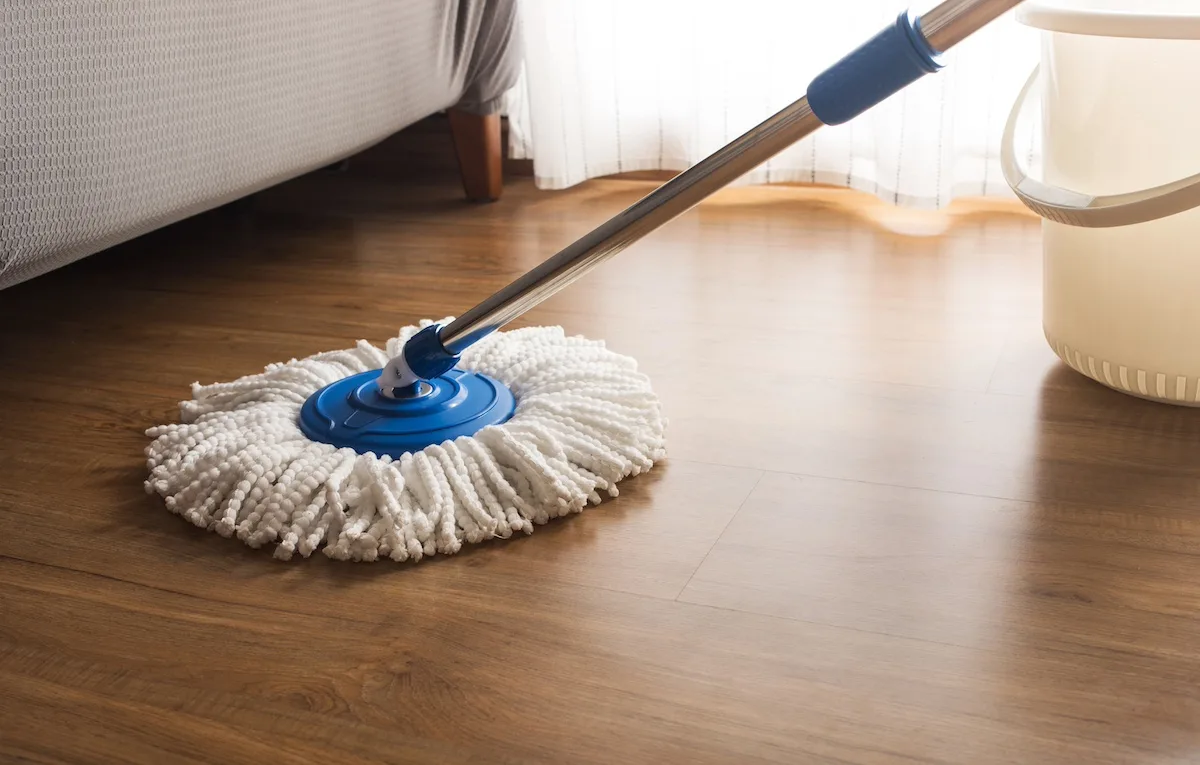 Parquet scolorito a macchie, come farlo tornare come nuovo