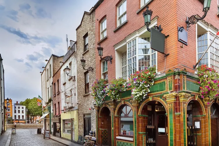 Per cosa è famoso il quartiere di Temple Bar a Dublino? Cosa vedere, storia e curiosità