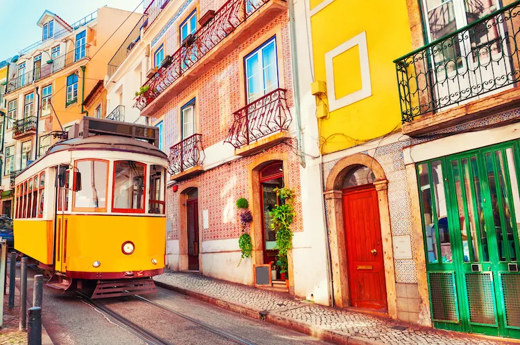 Perché è famoso il tram 28 a Lisbona?