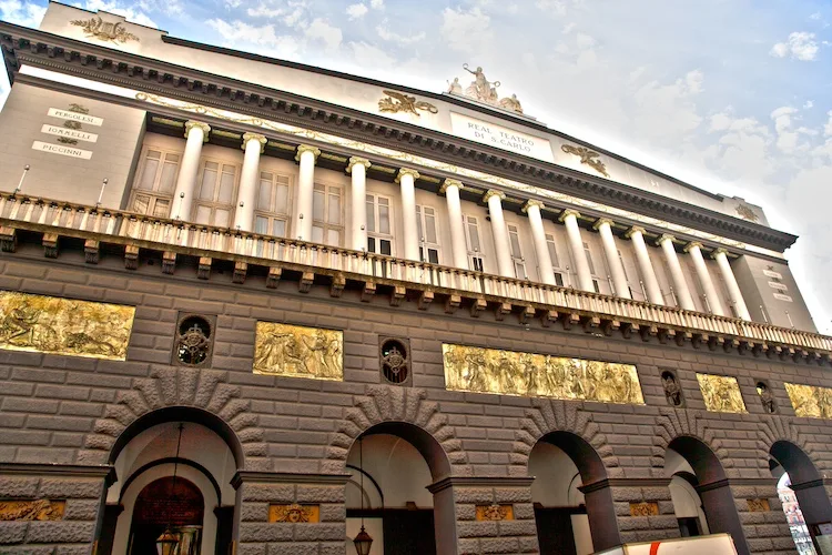 Perché il teatro di Napoli si chiama San Carlo? Storia e curiosità sull’edificio
