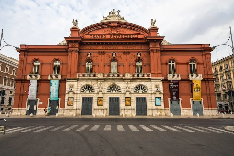 Alla scoperta del Teatro Petruzzelli di Bari, tra i più grandi d’Italia