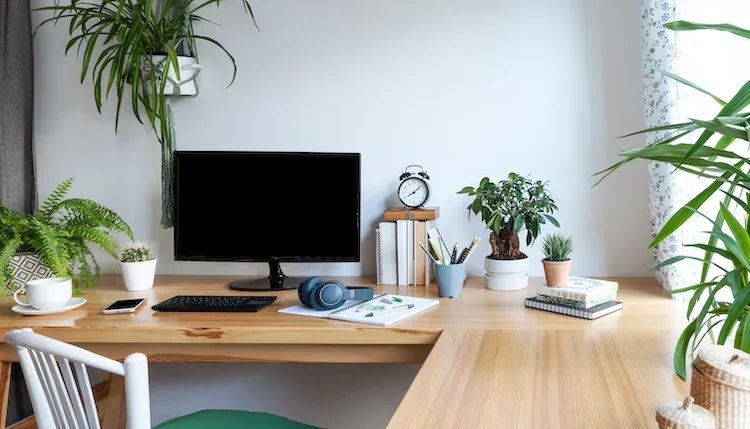 Come organizzare al meglio la scrivania per studiare in casa