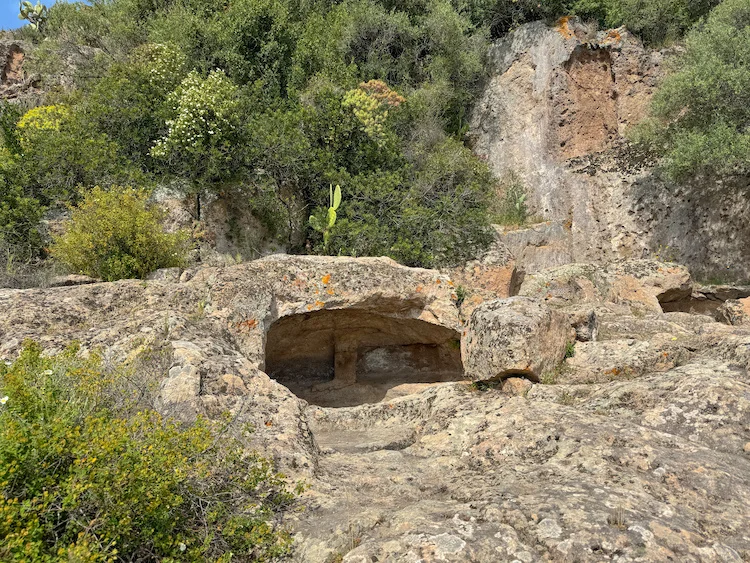Domus de Janas, cosa sono le “case delle fate” in Sardegna riconosciute dall’UNESCO