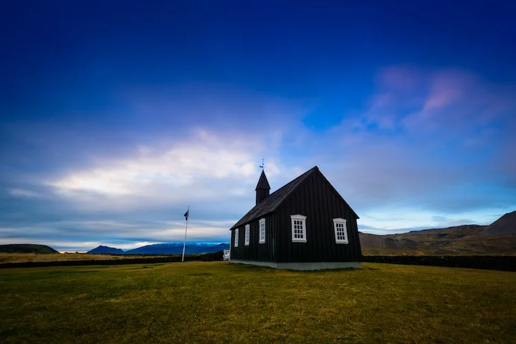 In Islanda c’è una chiesa tutta nera: tutto sulla Budakirkija