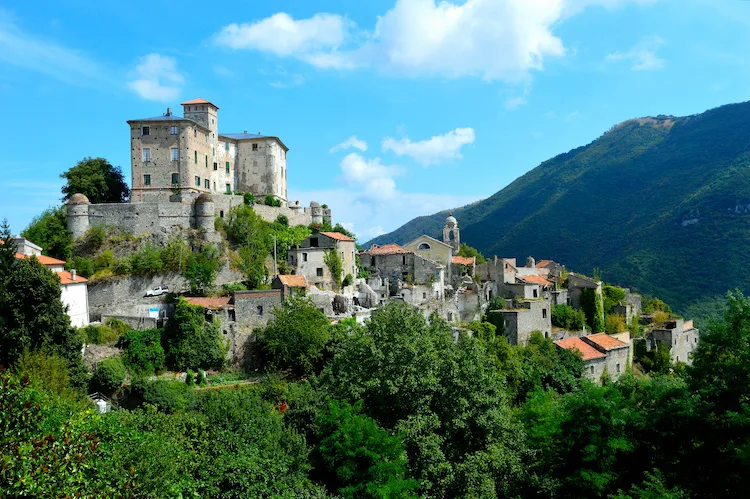 In Liguria c’è un borgo fantasma: la storia di Balestrino