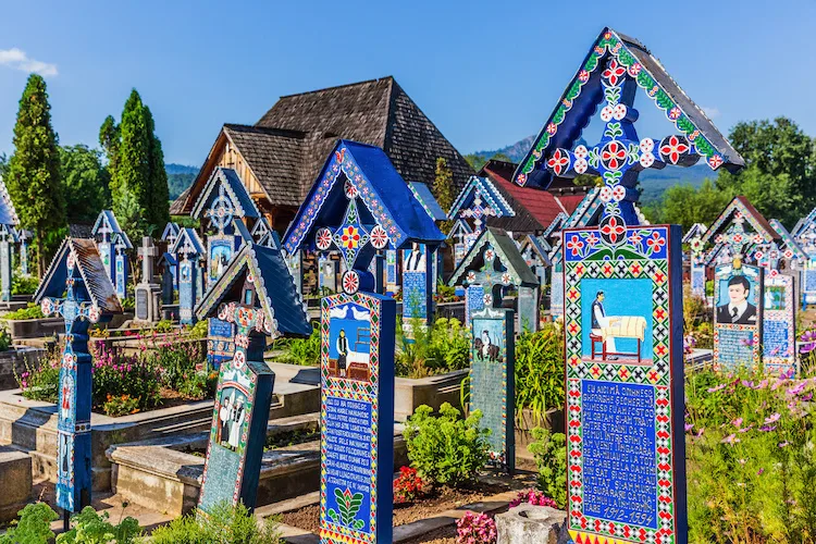 In Romania esiste un “cimitero allegro”: il Cimitirul Vesel di Sapanta