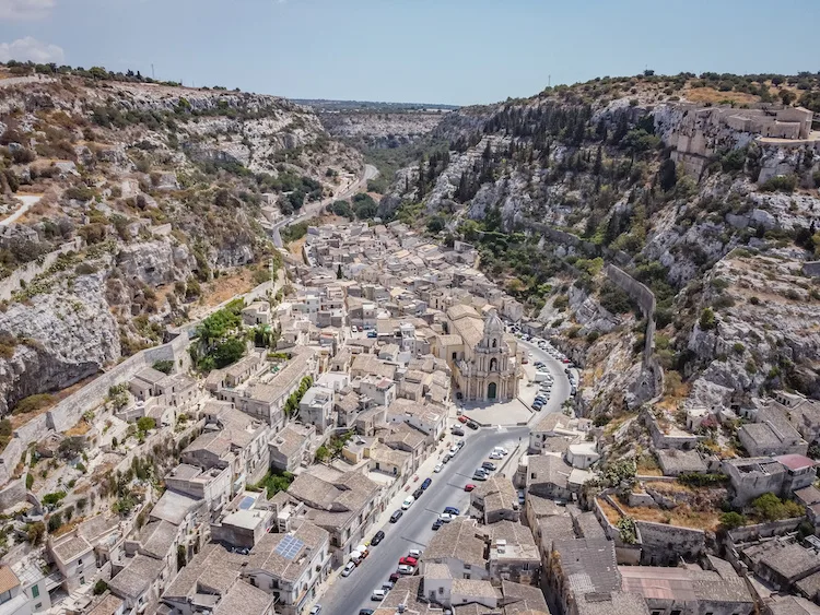 Le grotte di Chiafura a Scicli: un viaggio nelle case scavate nella roccia