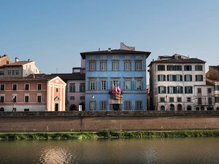 Palazzo Blu a Pisa, storia e curiosità di un edificio che non passa inosservato
