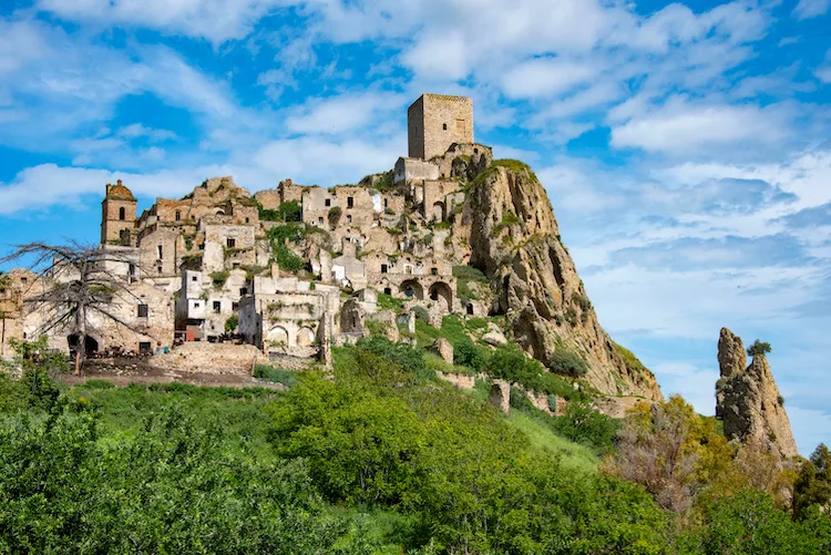 Perché la città di Craco, in Basilicata, è stata abbandonata?