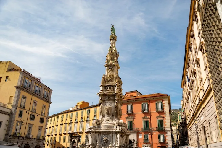Quali sono le piazze più famose di Napoli?
