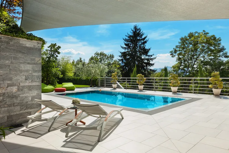 Quanto deve essere distante la piscina dalla casa?