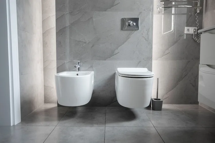 Come disporre i sanitari in bagno: meglio WC e bidet di fianco o di fronte?