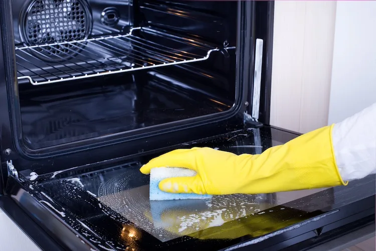 Come pulire il forno dal grasso bruciato