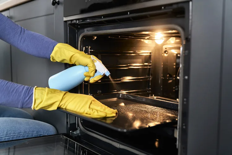 Come pulire il forno in 5 minuti