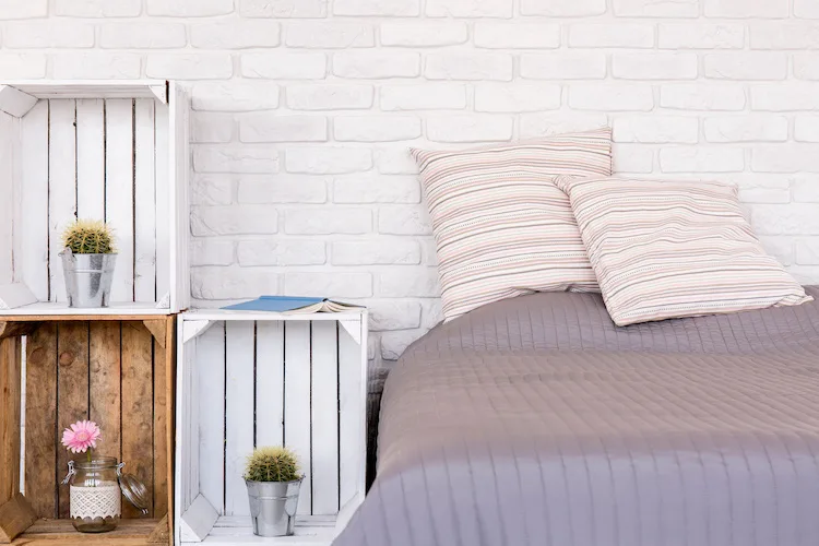 Cosa mettere al posto dei comodini in camera da letto?