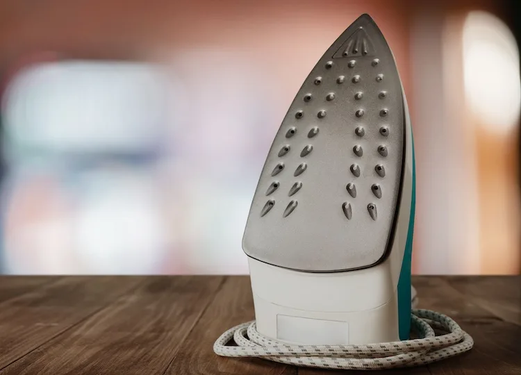 Meglio un ferro da stiro con piastra in ceramica o acciaio?