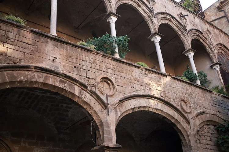 Palazzo Ajutamicristo a Palermo: storia, curiosità e perché si chiama così