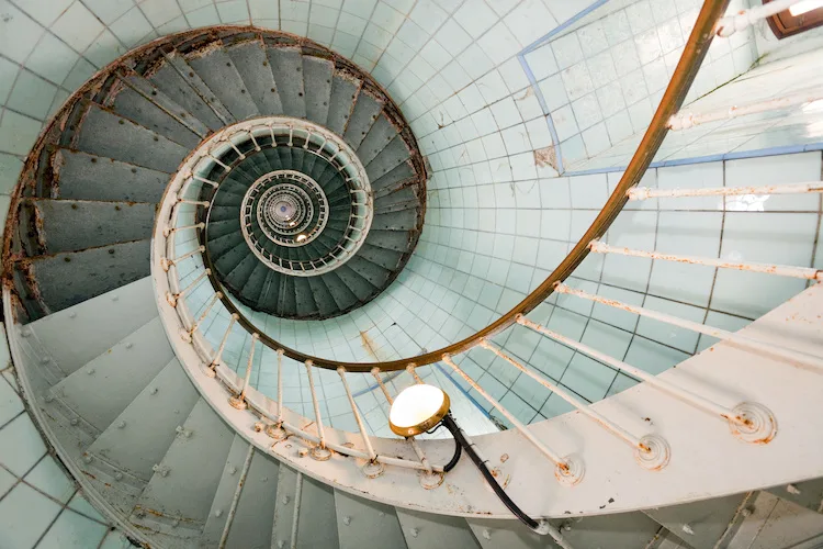 Qual è il diametro minimo per una scala a chiocciola? Ecco quanto spazio ci vuole