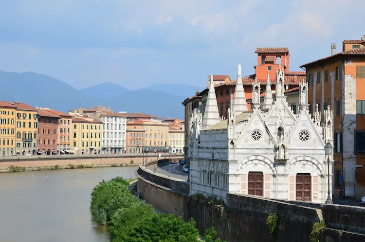 Santa Maria della Spina, la chiesa incastonata sulla sponda dell’Arno a Pisa
