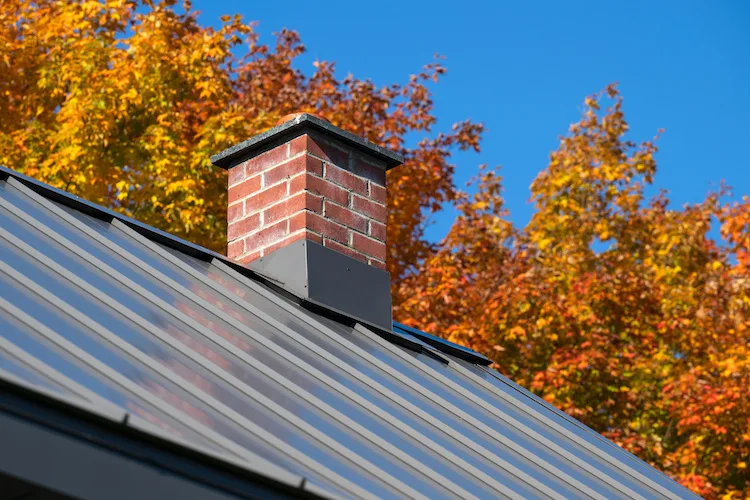 Canna fumaria con sbocco sul tetto, a chi spetta l’onere di manutenzione?