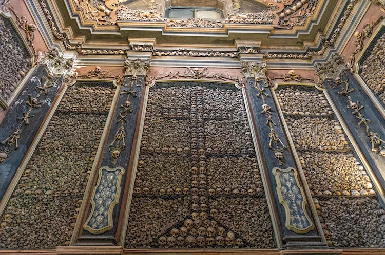 Chiese da brivido: gli ossari e le cripte fatte di ossa da scoprire all’Italia e all’estero