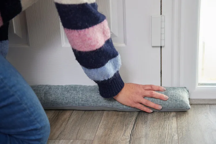 Come realizzare dei paraspifferi fai da te per porte e finestre