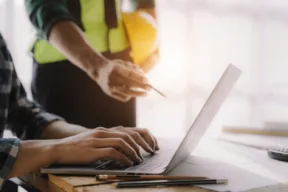 una persona al computer