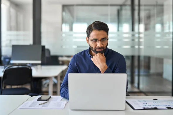 una persona al computer in ufficio