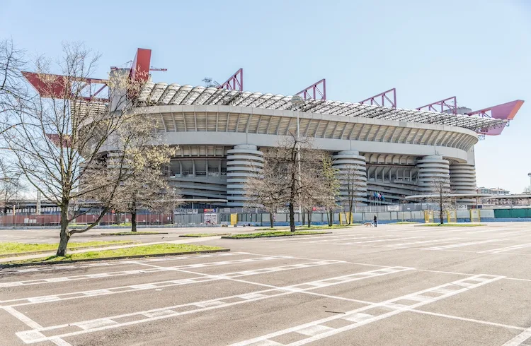 È più grande San Siro a Milano o l’Olimpico a Roma?