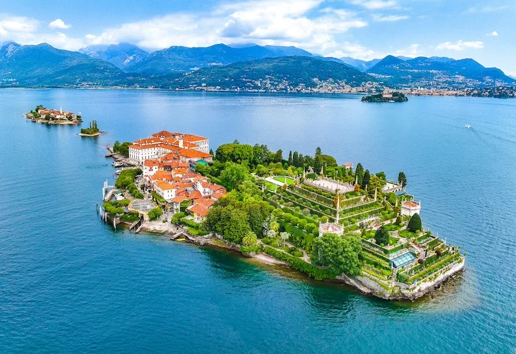 I laghi italiani con isole al centro più belli da visitare in una gita fuori porta